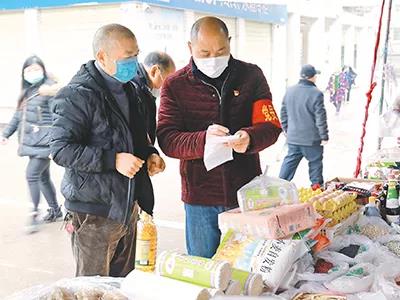 疫情期間，四川瀘州市龍馬潭區(qū)特興街道走馬村黨員干部幫隔離群眾采買(mǎi)生活用品。陳濤　攝